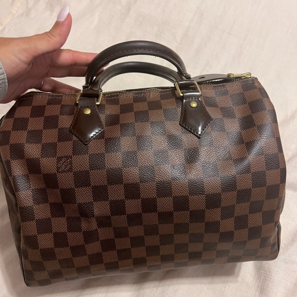 Excellent condition AUTHENTIC Louis Vuitton speedy 30 handbag.